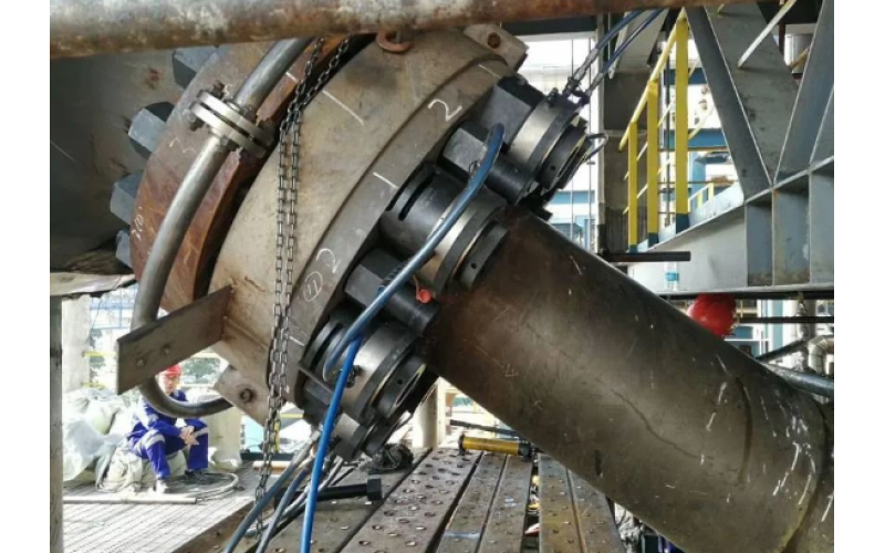 化肥氨合成塔顶盖螺栓预紧客户选用最专业体育游戏娱乐平台KWZK液压螺栓拉伸器